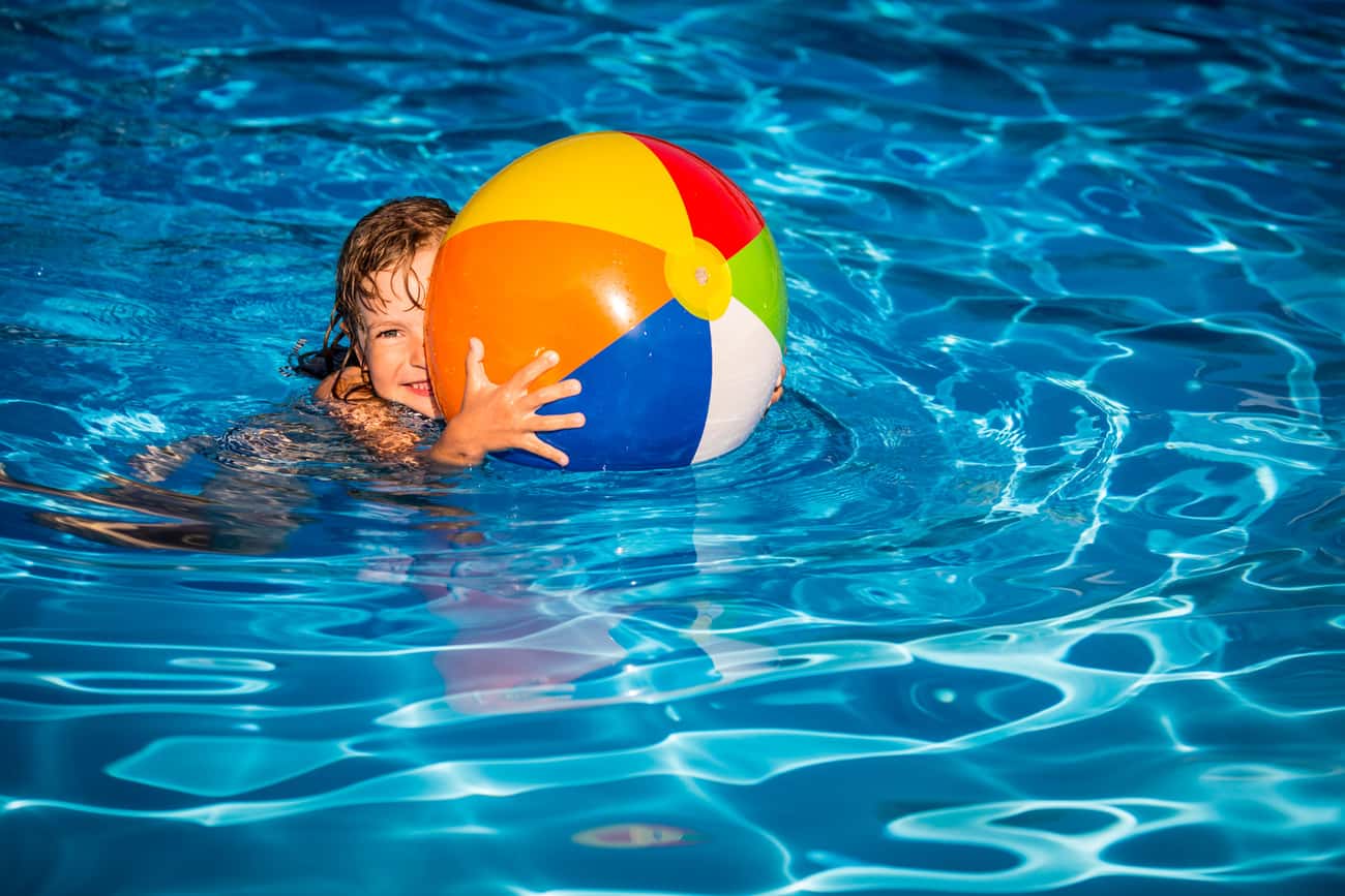 Entretenir sa piscine béton en été